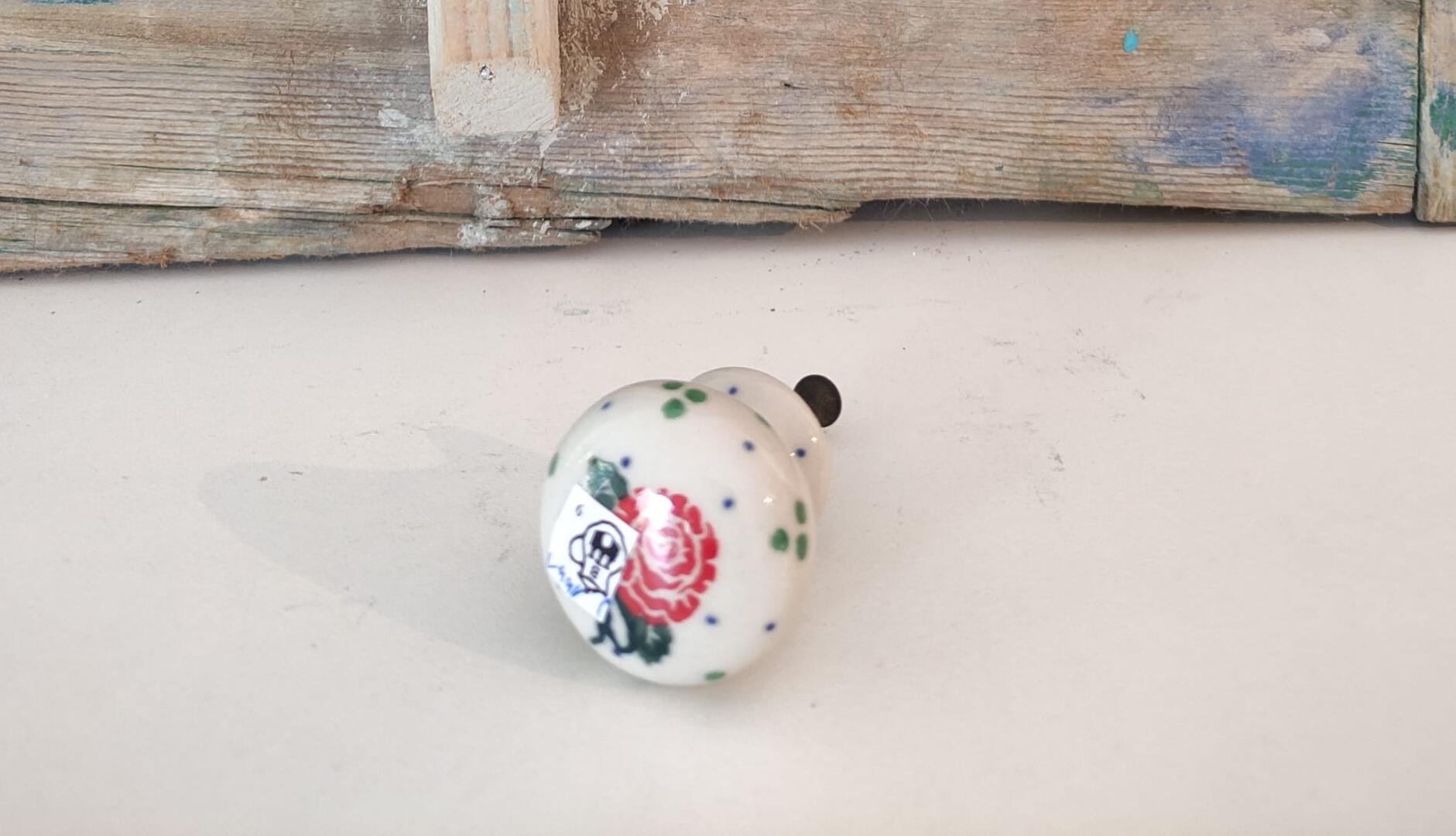 CA 441-1525x Bunzlau kastknop TeaRose
